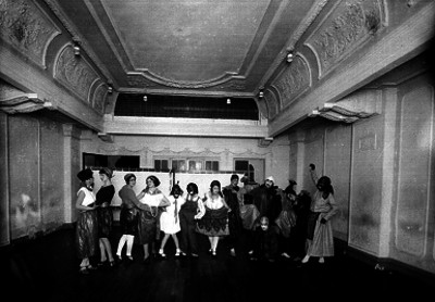 Mujeres disfrazadas en un salón, retrato de grupo