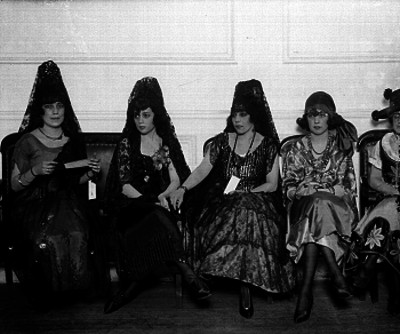 Mujeres disfrazados en la sala de una casa, retrato de grupo