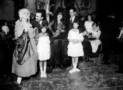 Hombres, mujeres y niños en una fiesta de carnaval