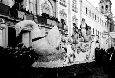 Carro alegórico con motivos grecolatinos en un carnaval