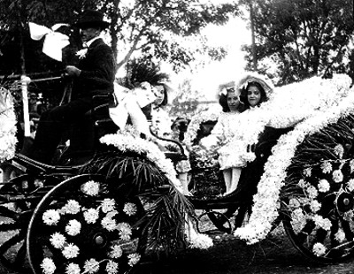 Mujeres en una carreta alegórica durante un desfile