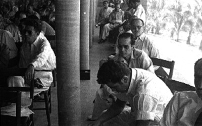 Banqueros sentados en sillas durante una reunión