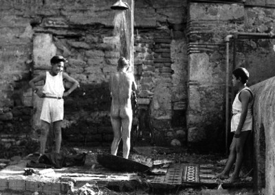 Internos de un reformatorio, bañándose