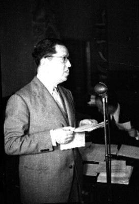 Gustavo Velazco ante un micrófono, durante un evento