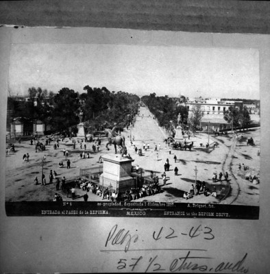 Entrada al paseo de la Reforma con la Plaza del Caballito en primer plano