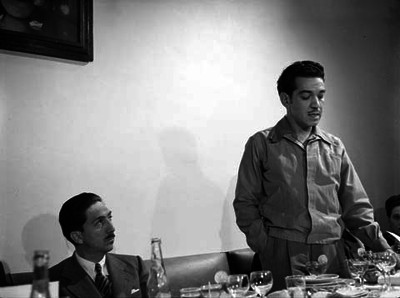 Productores de cine y artístas disfrutando una cena ofrecida a Miguel alemán Valdés en un salón