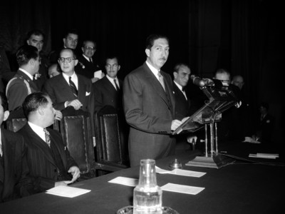 Miguel Alemán Valdés pronunciando un discurso ante intelecturales, en el palacio de Bellas Artes