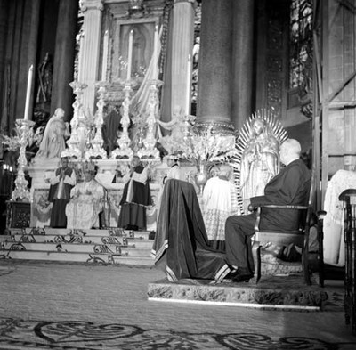 Charles de Gaulle durante la celebración de una misa en la Basílica de Guadalupe