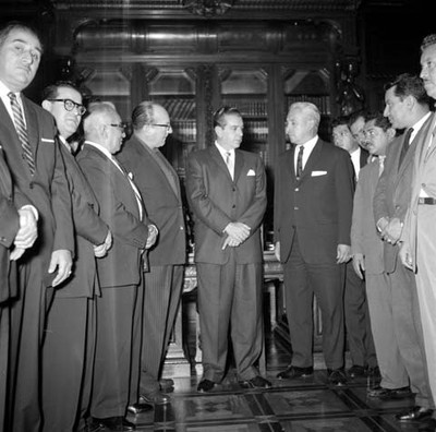 Adolfo López Mateos acompañado por sindicalistas ferrocarrileros en Palacio Nacional