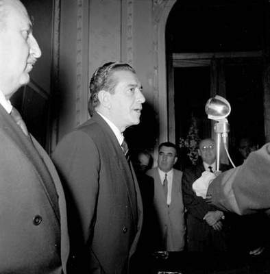 Adolfo López Mateos, candidato presidencial haciendo uso de la palabra durante reunión