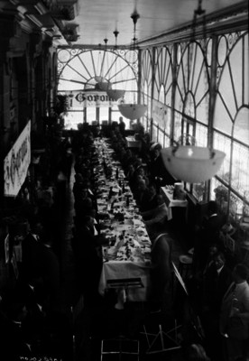 Hombres en un banquete en el "Café Colón"