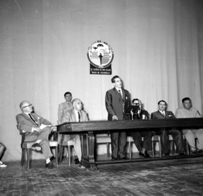 Adolfo López Mateos haciendo uso de la palabra en una ceremonia durante su visita a la Universidad, en su gira por Hermosillo