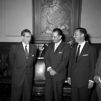Adolfo López Mateos acompañado por Justo Fernández y miembros de la comisión de cafetaleros, en Palacio Nacional