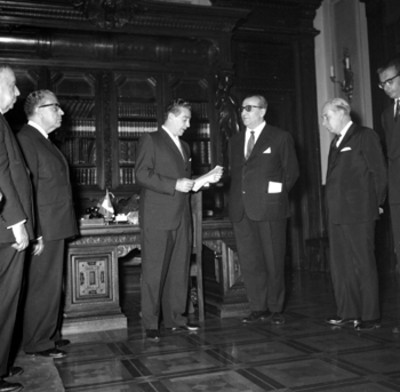 Adolfo López Mateos leyendo un documento en la premiación México Trienal en la embajada Italiana