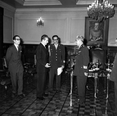 Adolfo López Mateos conversando con José Gómez Huerta y militar en el salón Venustiano Carranza de los Pinos