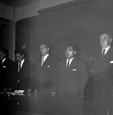 Adolfo López Mateos felicita a miembro del sindicato de petroleros