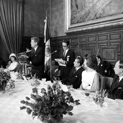 John F. Kennedy pronunciando discurso durante banquete en su honor en palacio nacional