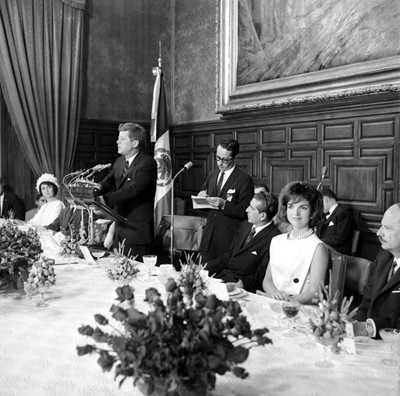John F. Kennedy pronunciando discurso durante banquete en su honor en Palacio Nacional