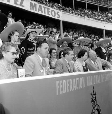 Adolfo López Mateos y esposa durante la charreada organizada por la Asociación Nacional de Charros