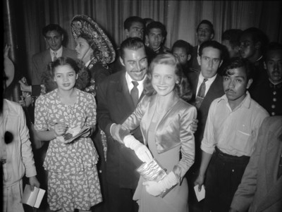 Emilio "Indio" Fernández con artistas de Hollywood durante un evento social, en los estudio Churubusco