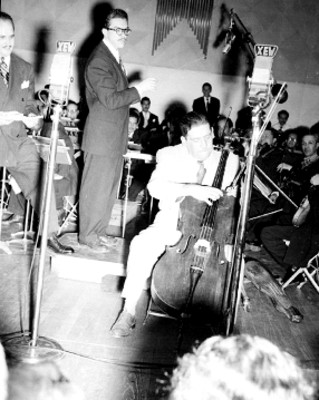 Orquesta tocando durante un programa de radio en los estudios de la XEW