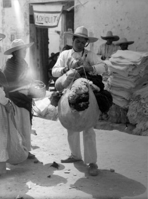 Hombre vende lana en un tianguis del Valle del Mezquital