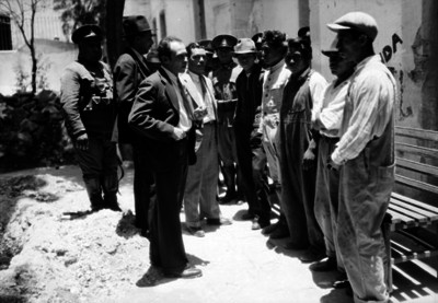 Funcionarios dialogan con presos en el patio de la cárcel de Belén