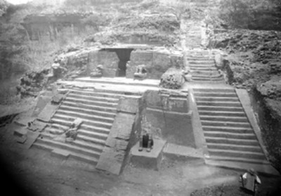 Panorámica de la estructuras que adornan el edificio I de Malinalco