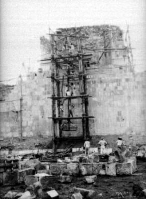 Trabajadores durante restauración del Templo de los Jaguares, parte posterior