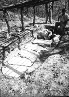 Hombres realizan trabajos de excavación en Yólox