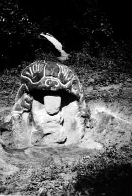 Personaje prehispánico tallado en piedra, vista