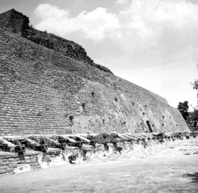Vista del coatepantli de Tenayuca