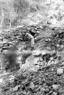 Hombre realiza trabajos de remoción de escombros en Palenque