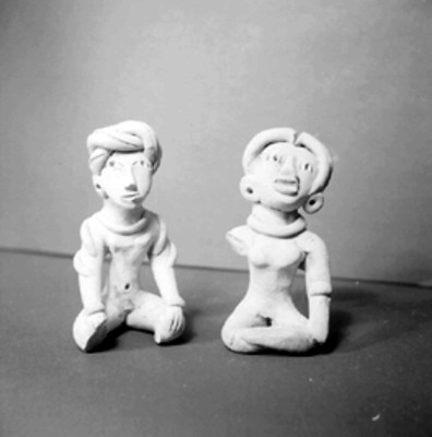 Figurillas de barro sedente con tocado
