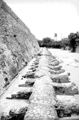 Vista de la estructura del coatepantli de Tenayuca