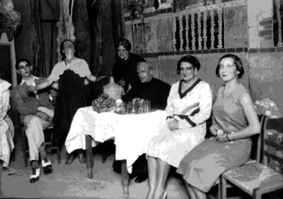 Isabelita Blanch con varios actores en la representación de una obra teatral