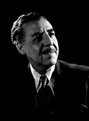 Fernando Soler, actor, viste de traje y corbata, sonríe, retrato
