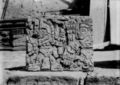 Relieve de guerreros que portan escudos y flechas, Palacio Quemado de Tula