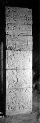 Pilastra decorada con relieve antropomorfo