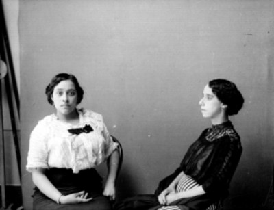 Empleadas del Antiguo Museo Nacional, sentadas, retrato