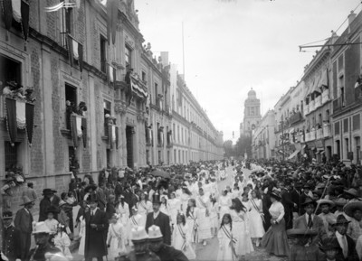 Desfile de niñas durante celebración del Centenario de la Independencia, vista general