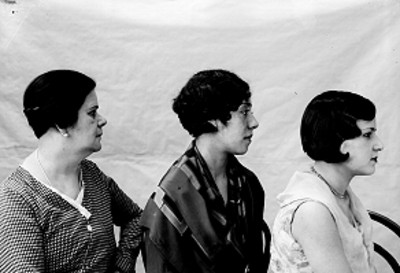 Magdalena Chavero, Julia Pastor y Josefina Gúzman, empleadas del Museo Nacional, retrato de perfil