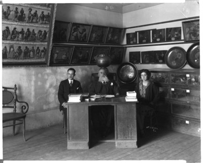 Empleados del antiguo Museo Nacional, retrato de grupo