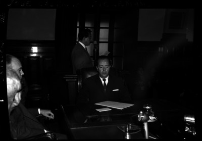 José Castillo Tielemans, senador, escuchando las palabras de un hombre durante una junta