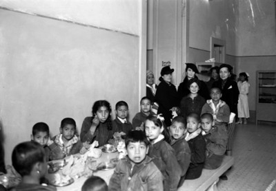 Niños comen en orfanato