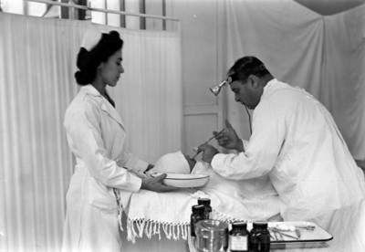 Médico y enfermera atienden un paciente