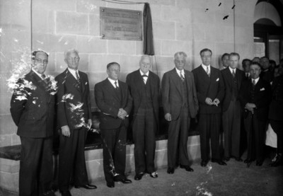 Funcionarios develan la placa a John Davindson Rockefeller, retrato