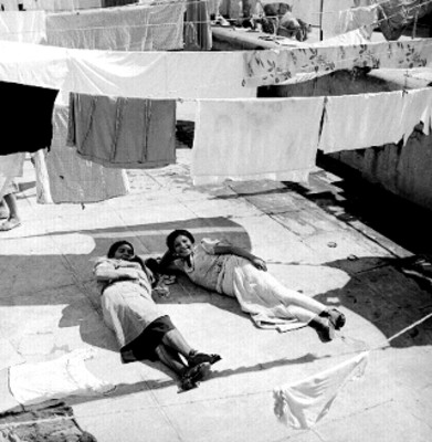 Mujeres descansan acostadas en el suelo