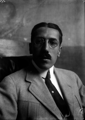 Luis G. Corona, licenciado, en un estudio fotográfico