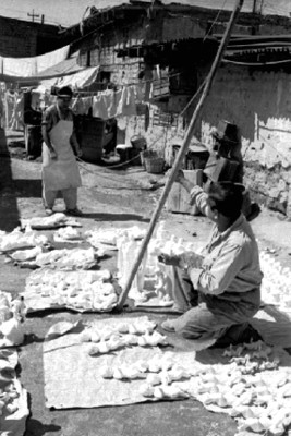 Hombre vende niños Dios en un patio